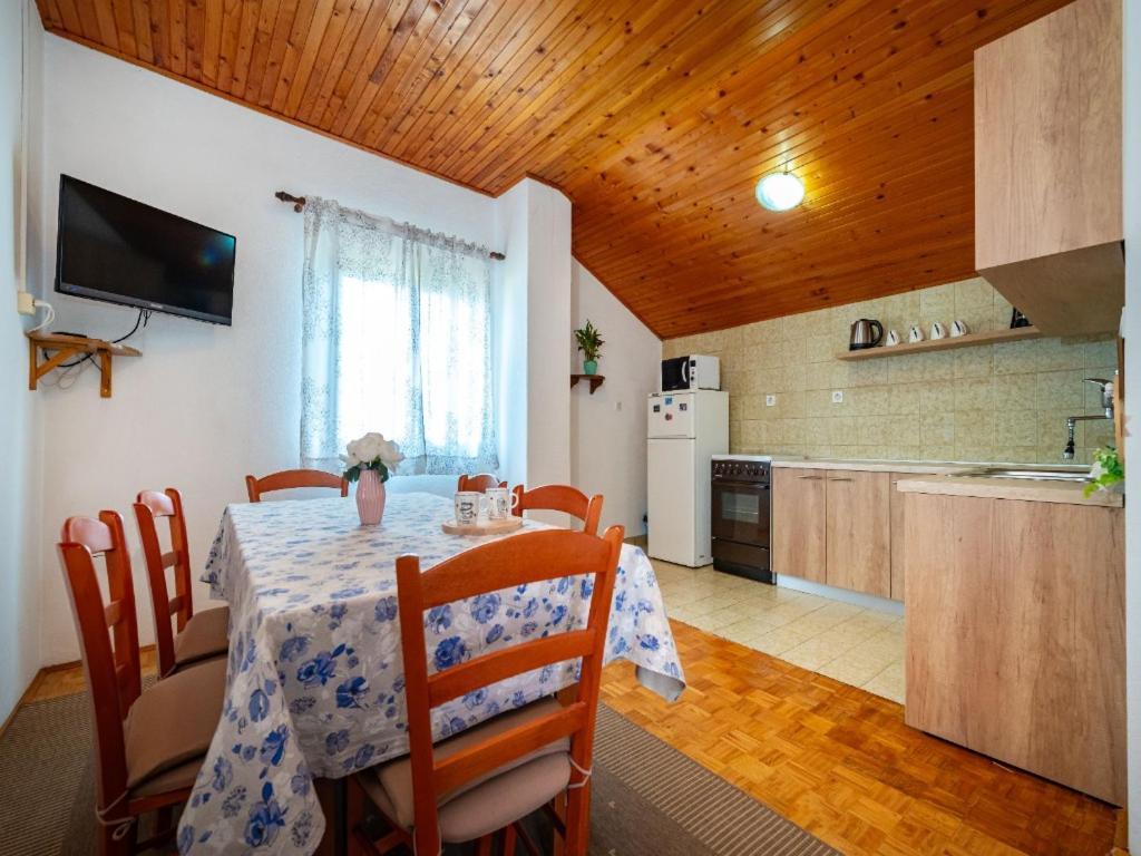Apartment Matkos - With Garden And Terrace Нин Экстерьер фото