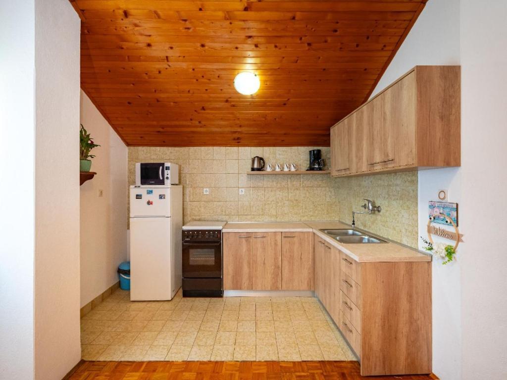 Apartment Matkos - With Garden And Terrace Нин Экстерьер фото