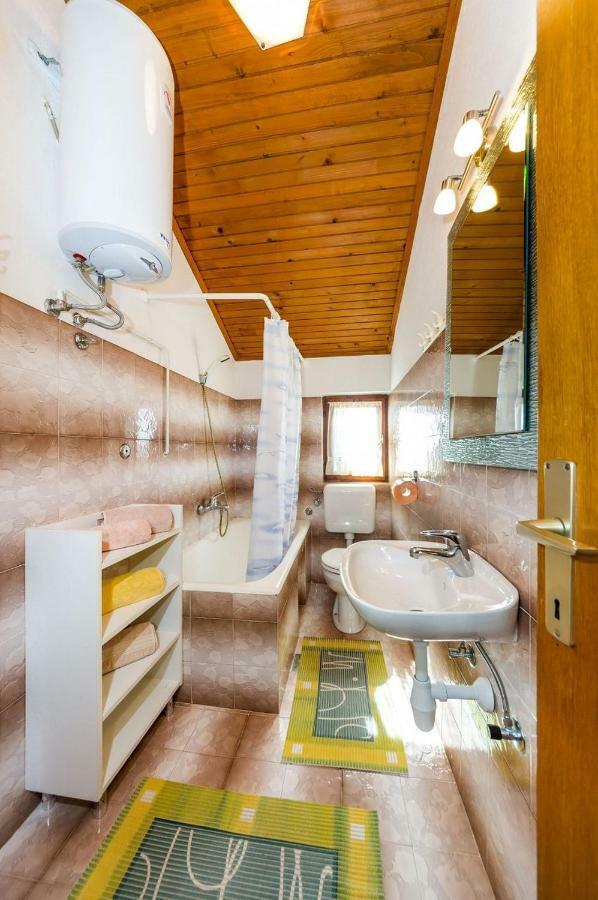 Apartment Matkos - With Garden And Terrace Нин Экстерьер фото