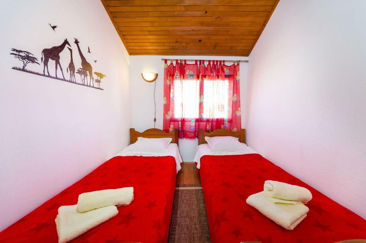 Apartment Matkos - With Garden And Terrace Нин Экстерьер фото